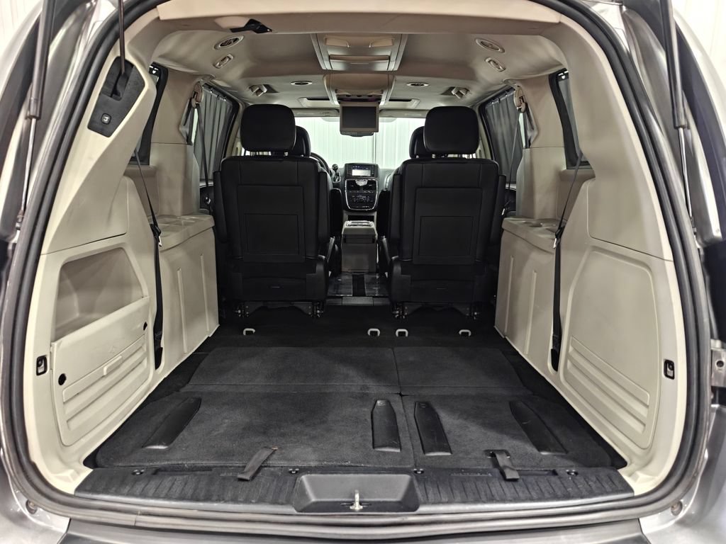 Used 2016 Chrysler Town & Country Touring-L FWD image 32