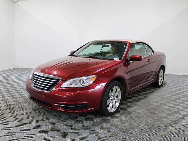 Used 2013 Chrysler 200 Touring FWD image 2