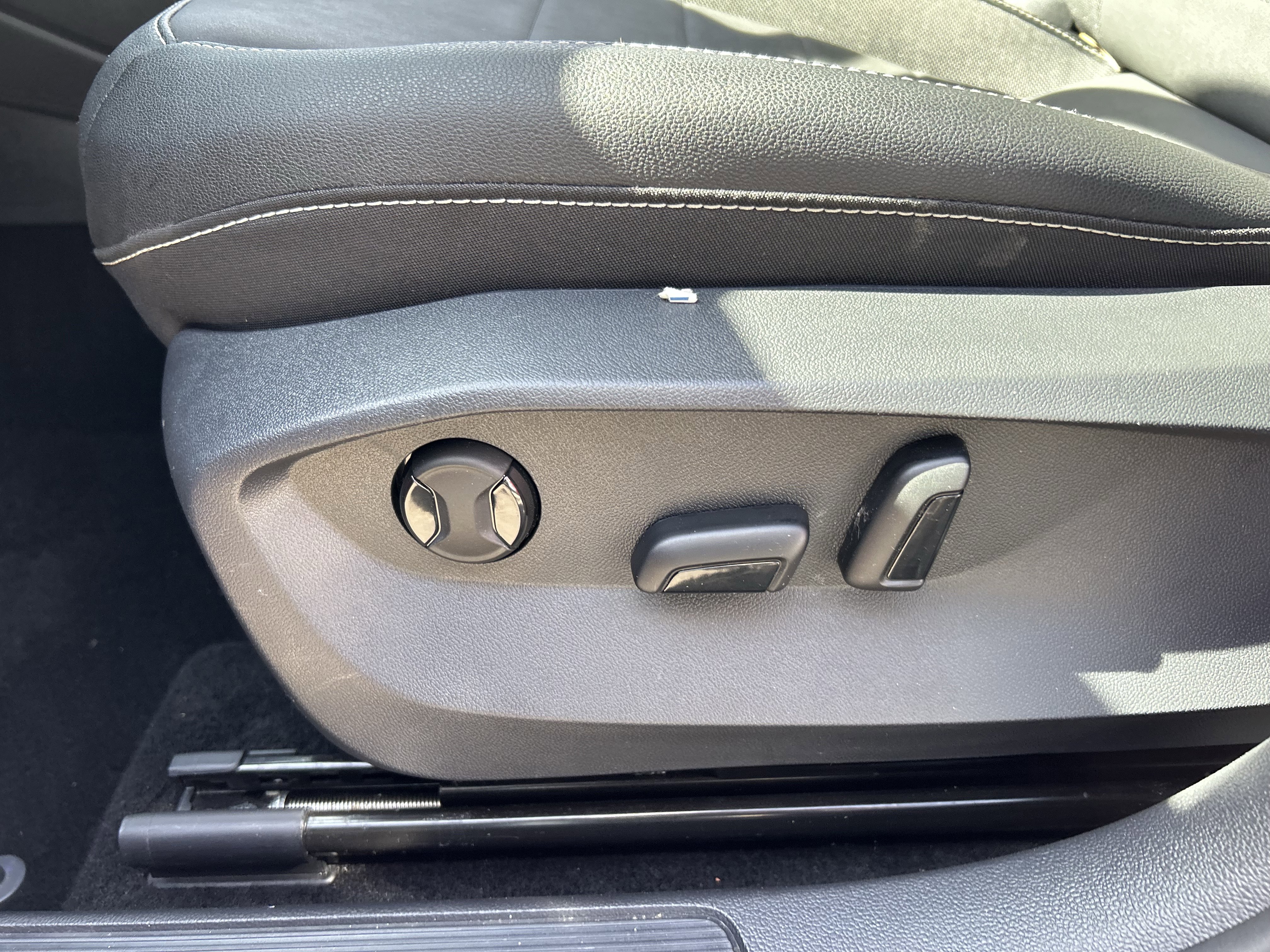 Certified 2023 Volkswagen Taos SE w/ Black Wheel Package image 21