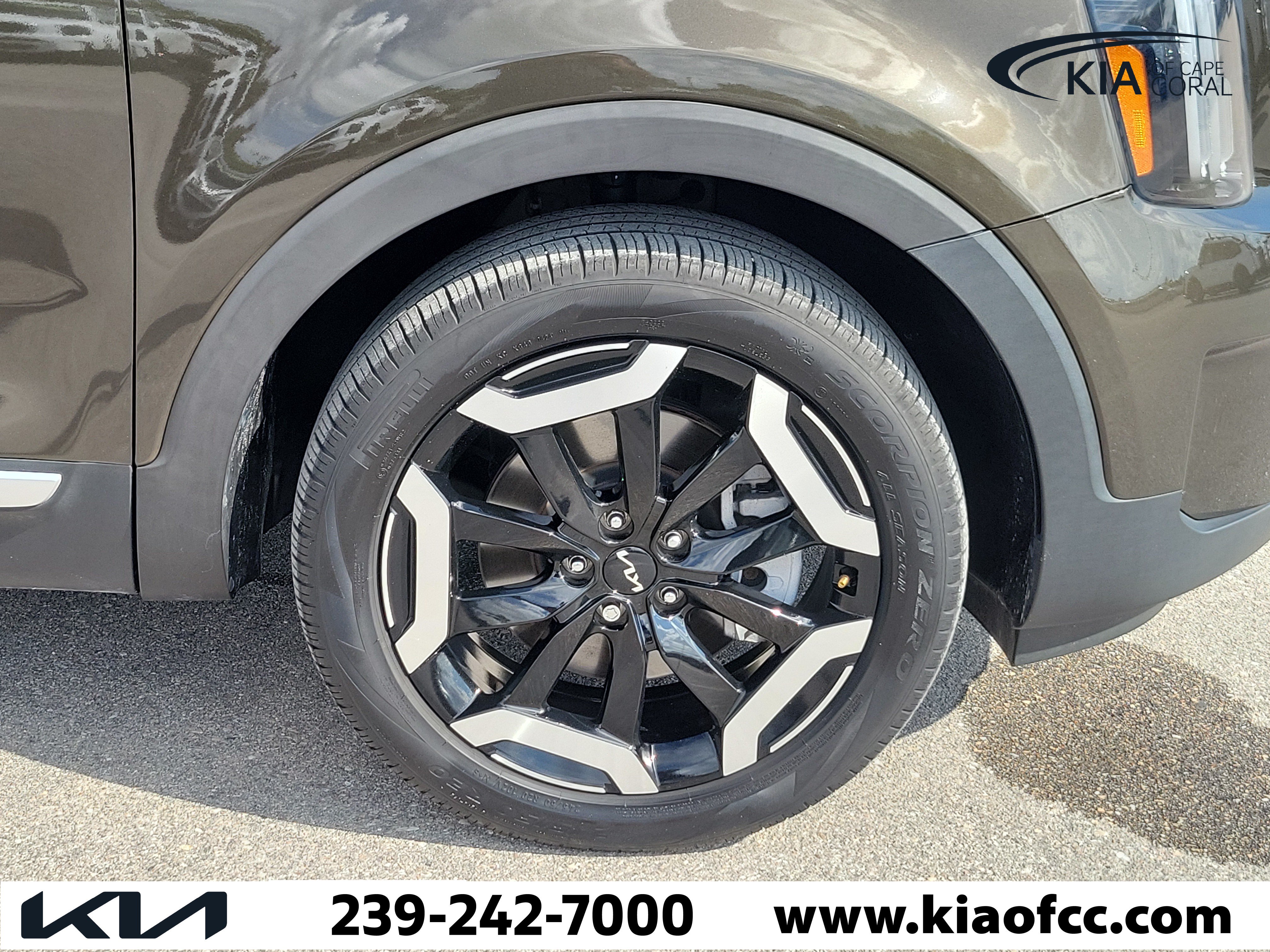 Certified 2024 Kia Telluride EX w/ EX Captain's Chair Package FWD image 7