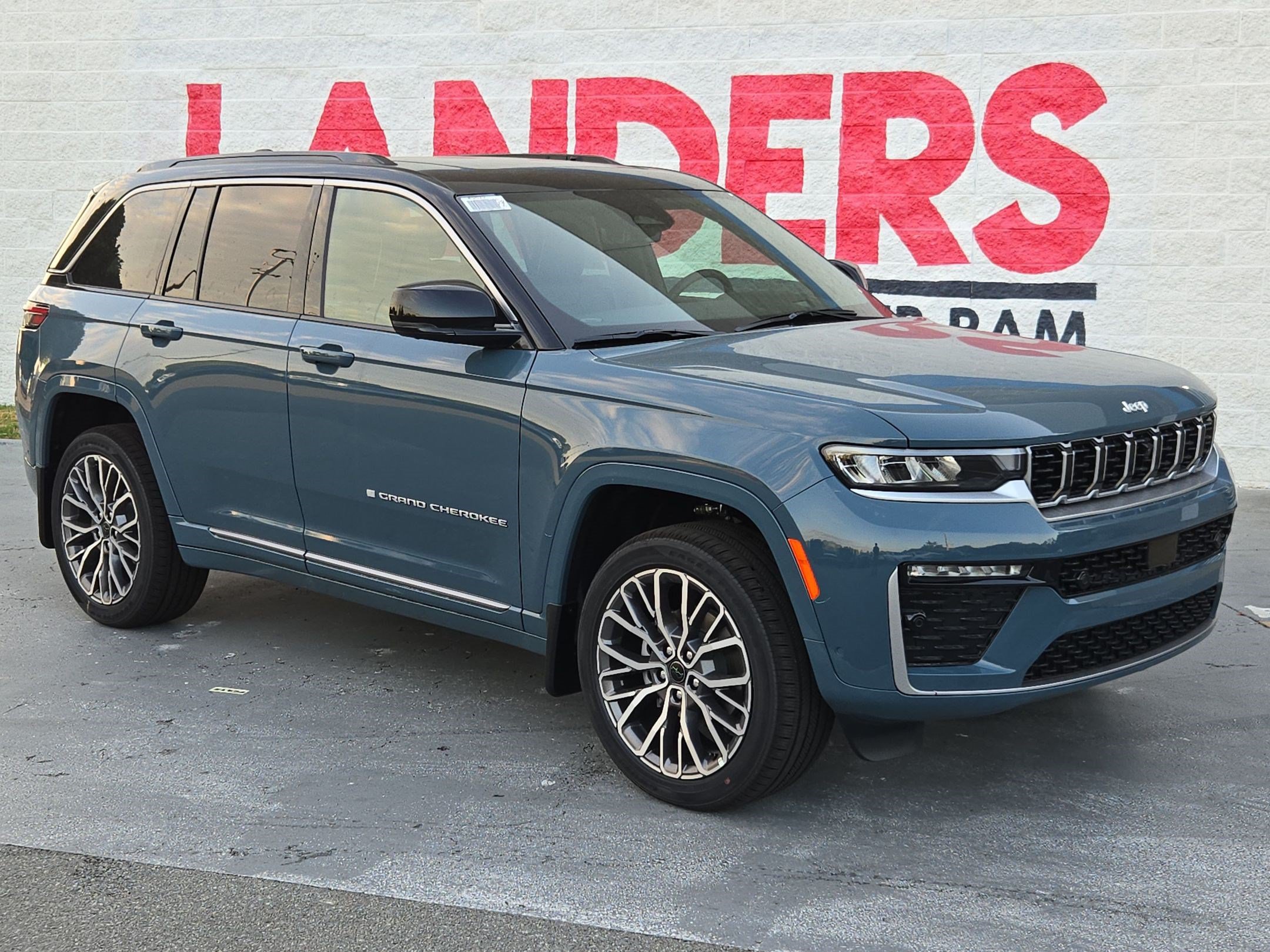 New 2027 Jeep Grand Cherokee Summit w/ MOPAR Finishing Package