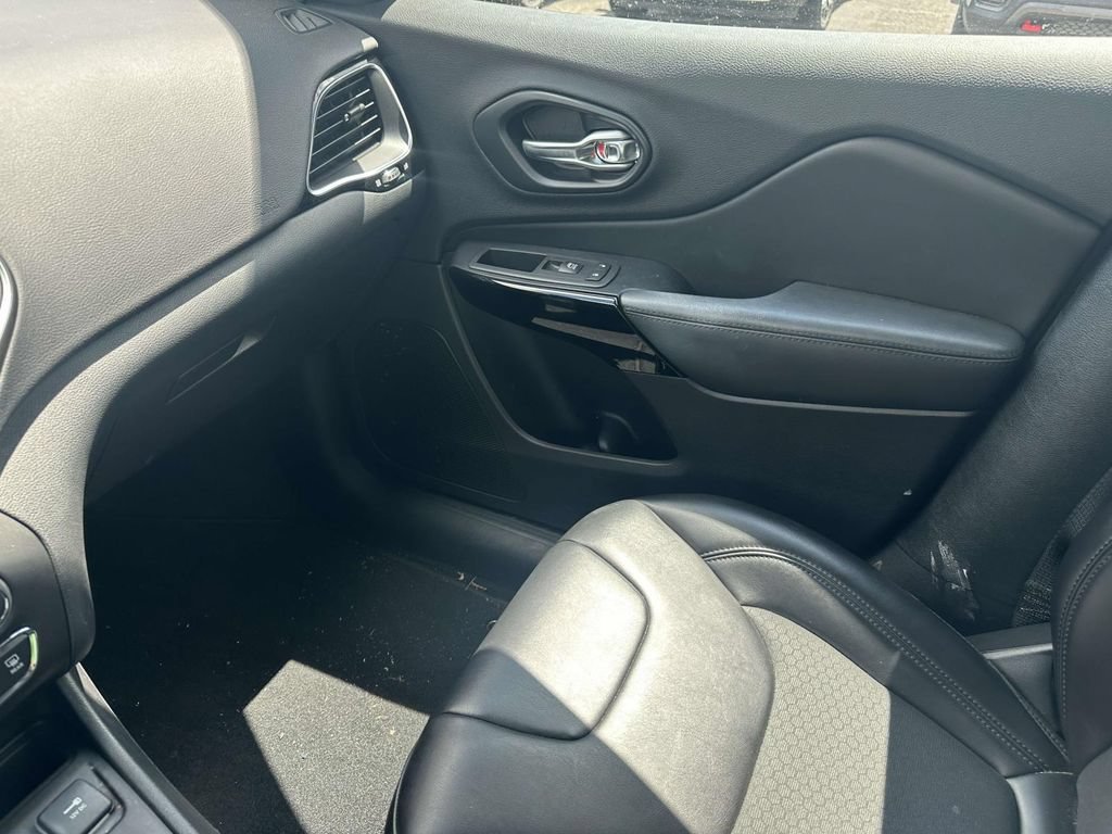 Used 2020 Jeep Cherokee Latitude Plus FWD image 30