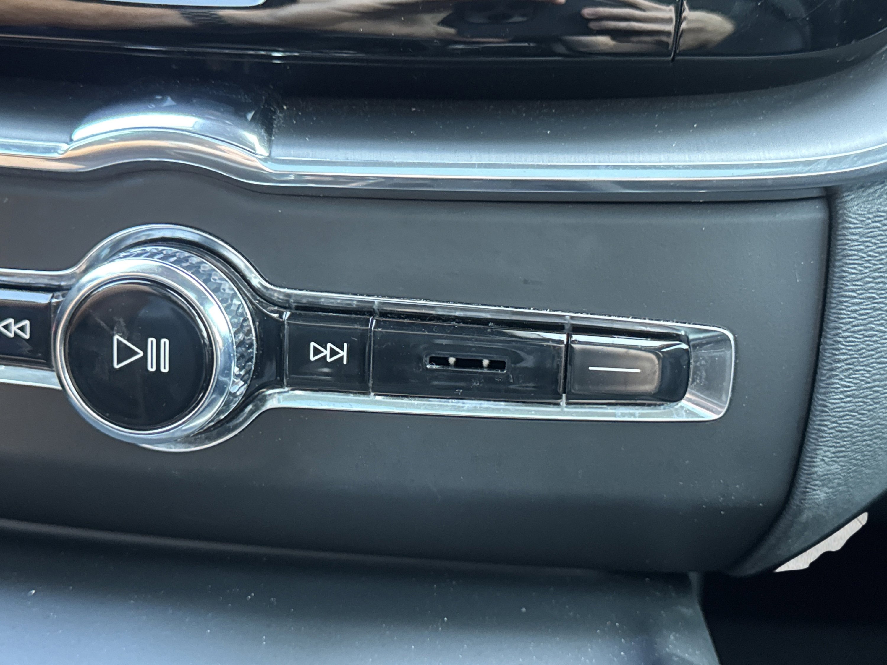 Used 2023 Volvo XC60 B5 Core image 65