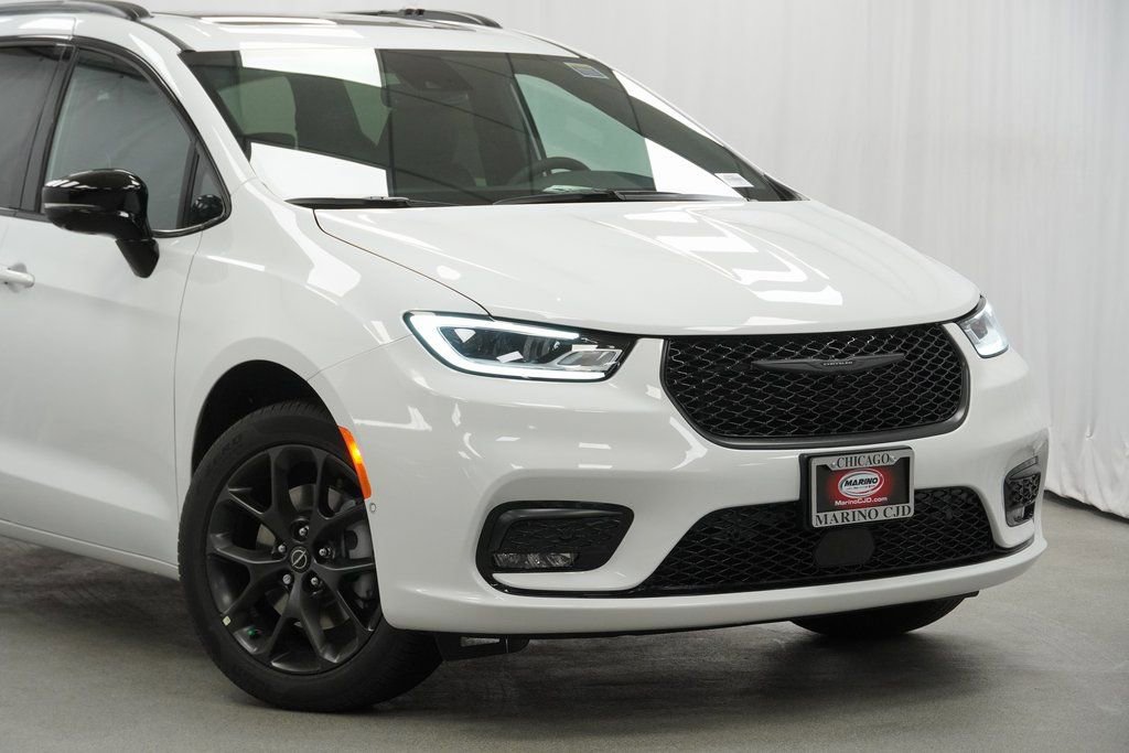 New 2026 Chrysler Pacifica Limited w/ S Appearance Package image 3