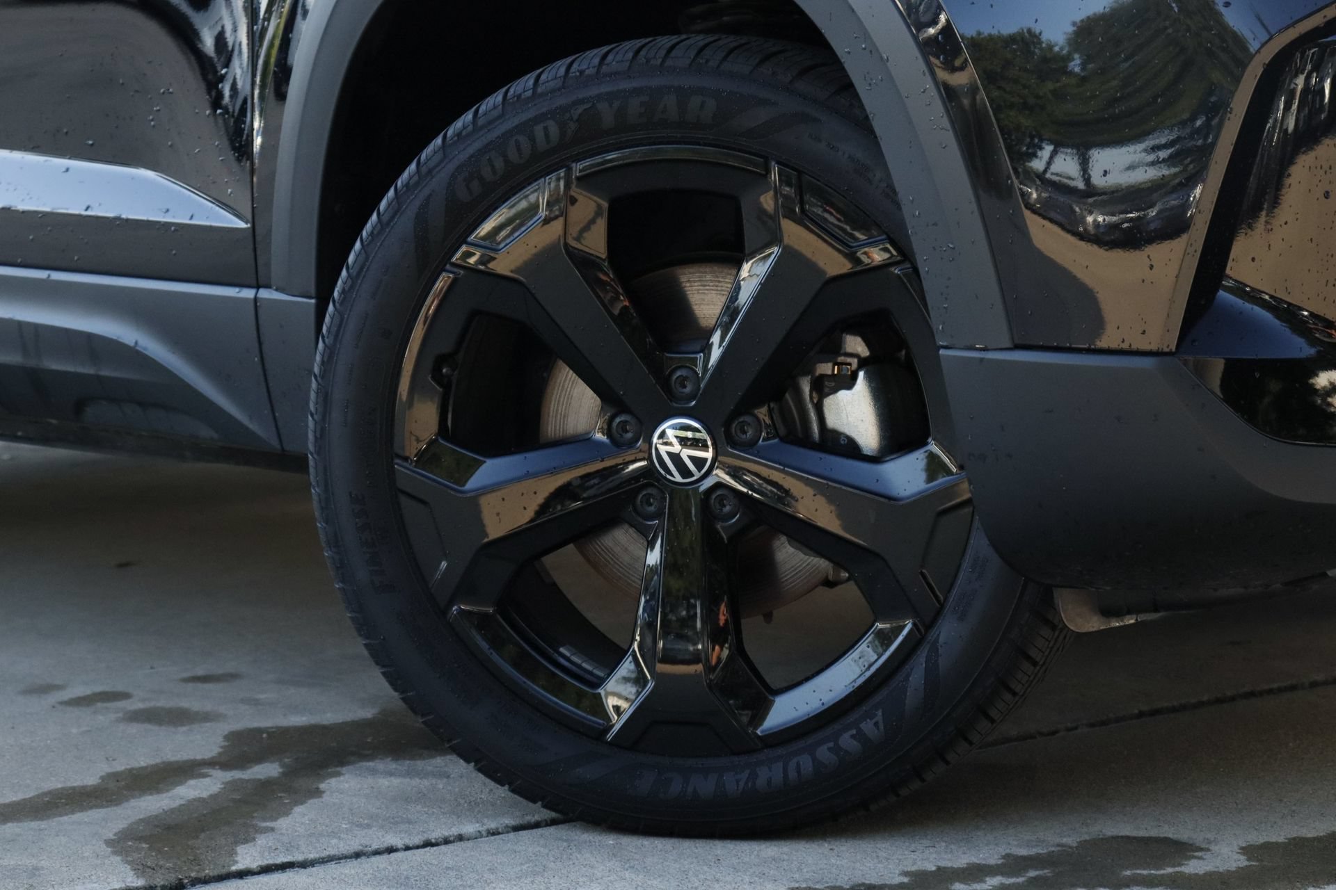Certified 2025 Volkswagen Taos SEL AWD/4WD image 3