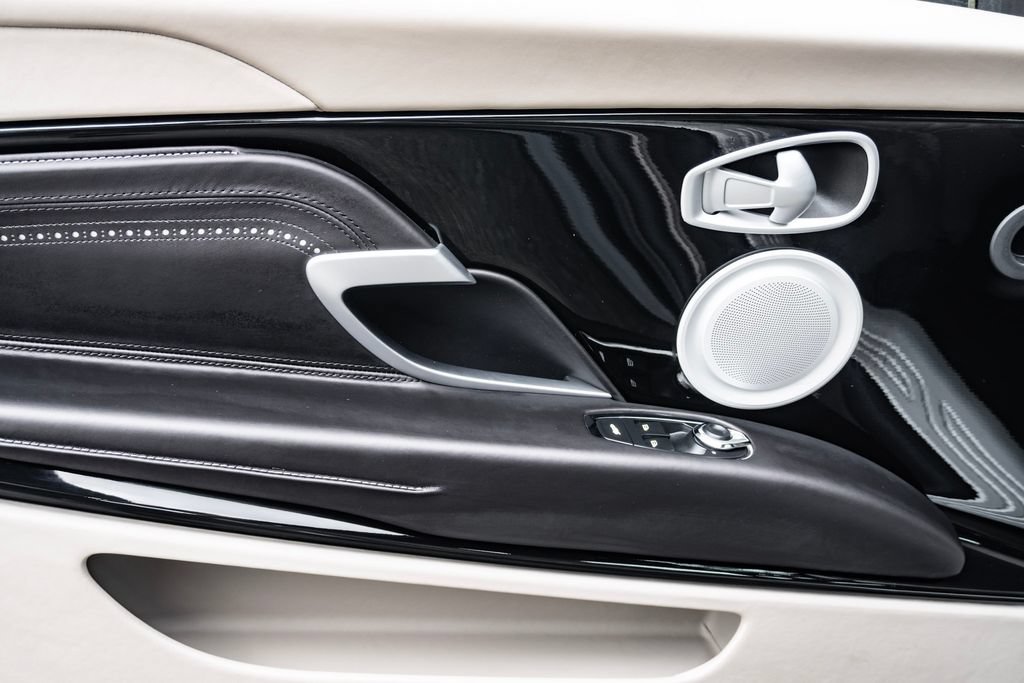 Used 2023 Aston Martin DB11 Coupe RWD image 10