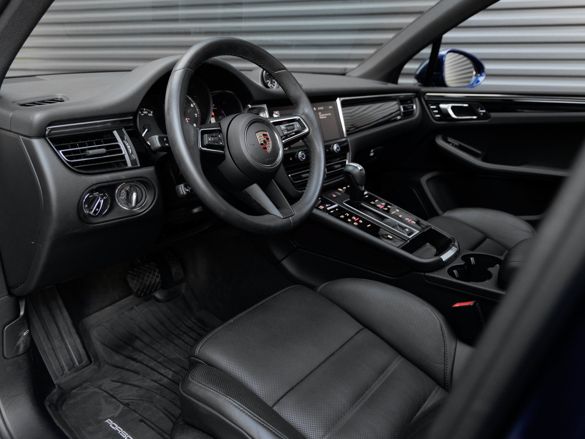 Certified 2026 Porsche Macan AWD/4WD image 4