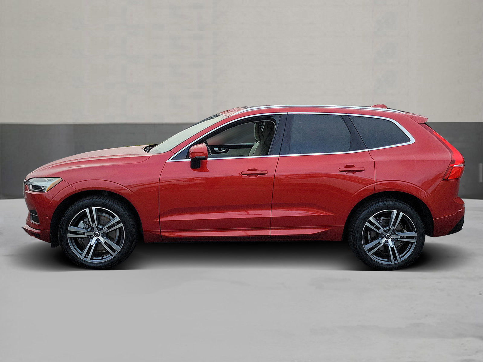 Used 2018 Volvo XC60 T6 Momentum w/ Convenience Package image 3