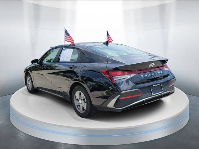 Certified 2025 Hyundai Elantra SE FWD image 3