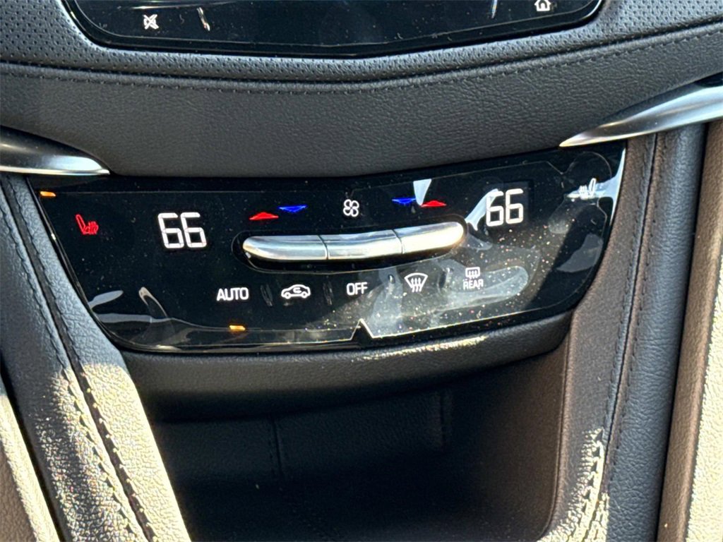 Used 2025 Cadillac XT6 Luxury image 24