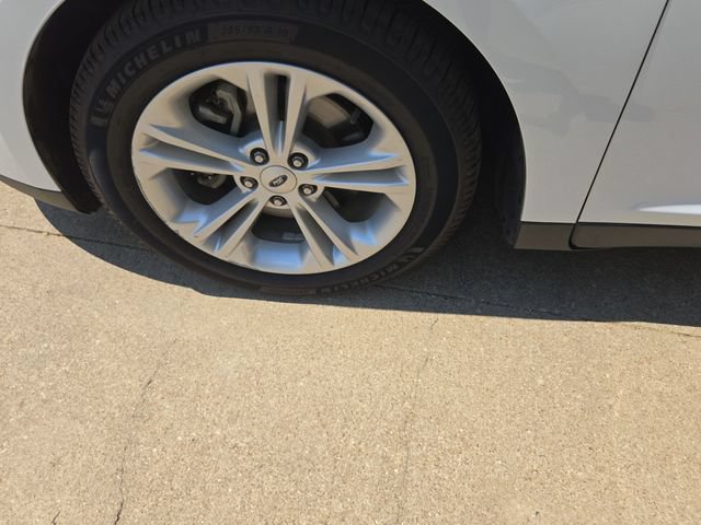 Used 2019 Ford Taurus SE FWD image 4