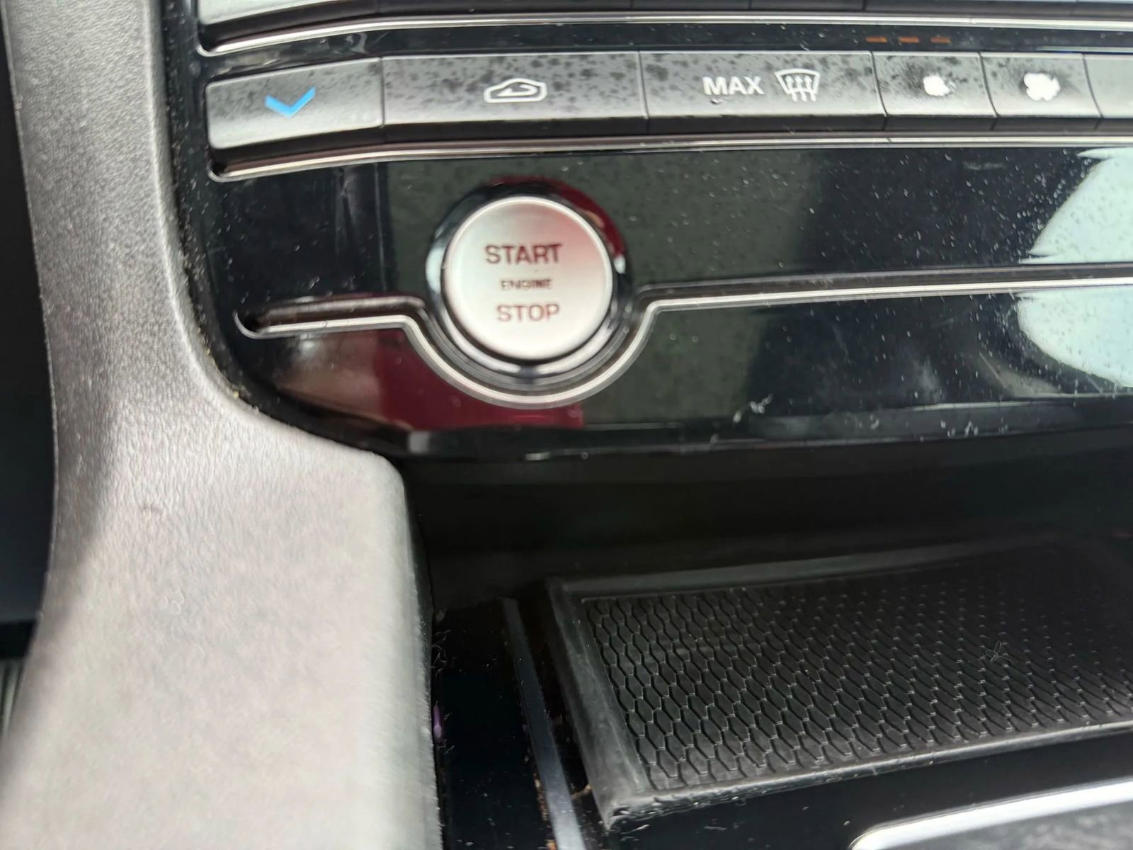 Used 2019 Jaguar F-PACE Premium image 32