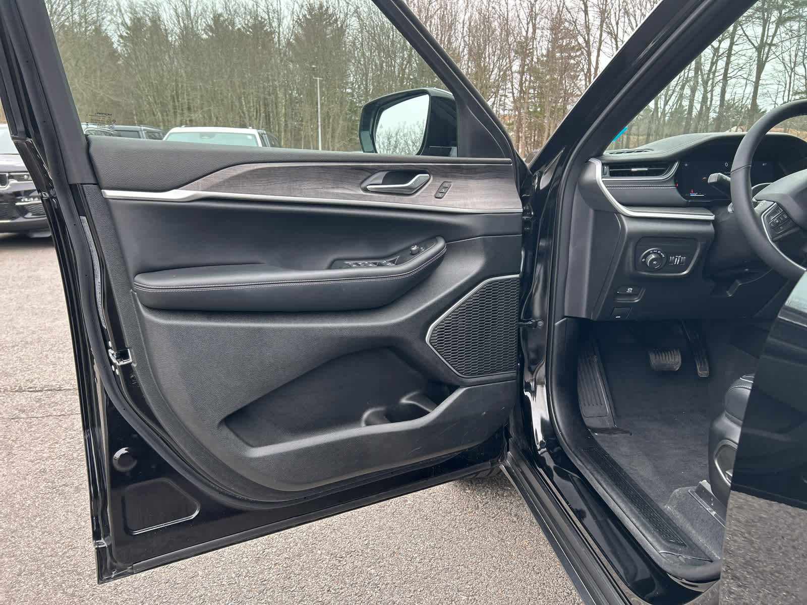 Used 2025 Jeep Grand Cherokee L Limited w/ Black Appearance Package image 20