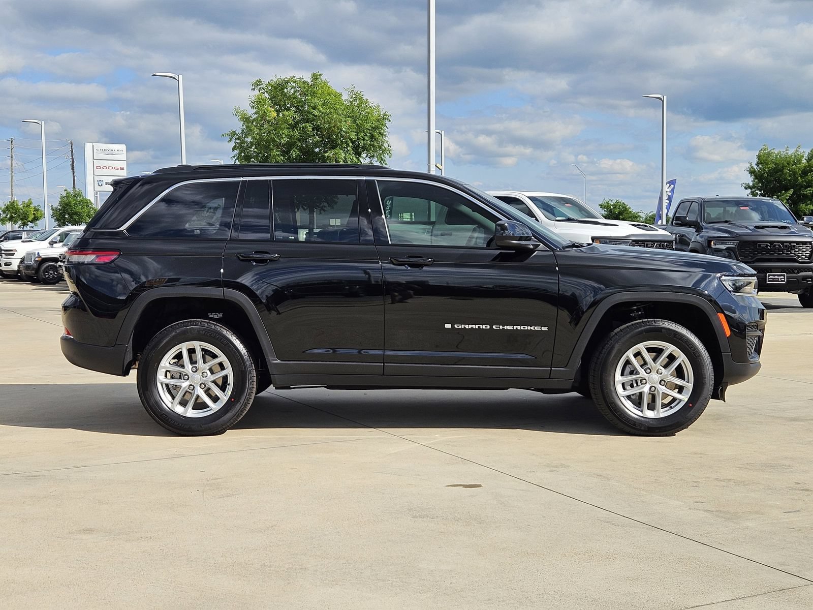 New 2026 Jeep Grand Cherokee Laredo RWD image 7
