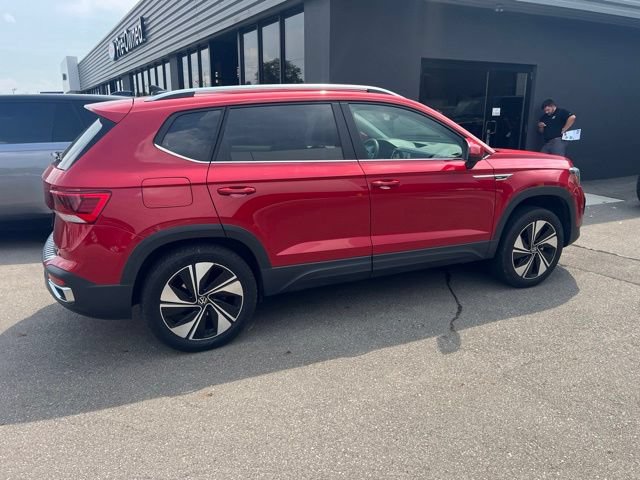Used 2023 Volkswagen Taos SE w/ Panoramic Sunroof Package AWD/4WD image 3