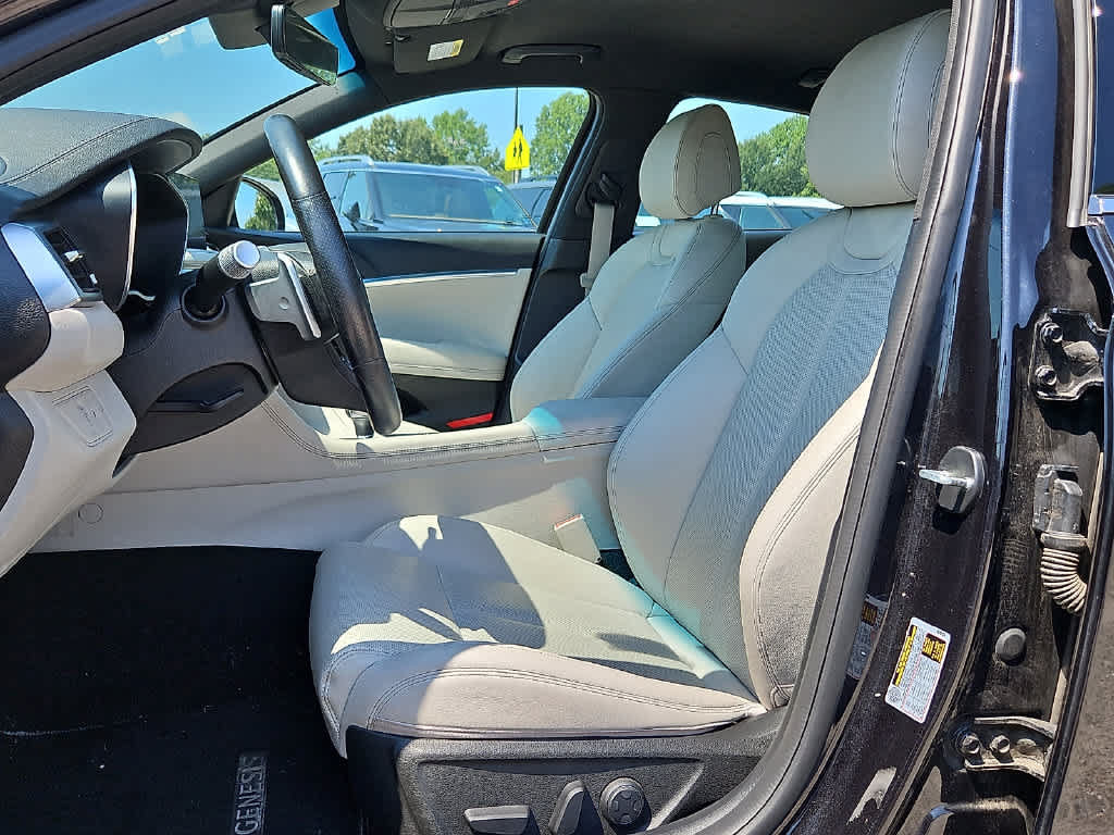 Used 2025 Genesis G70 2.5T AWD/4WD image 12