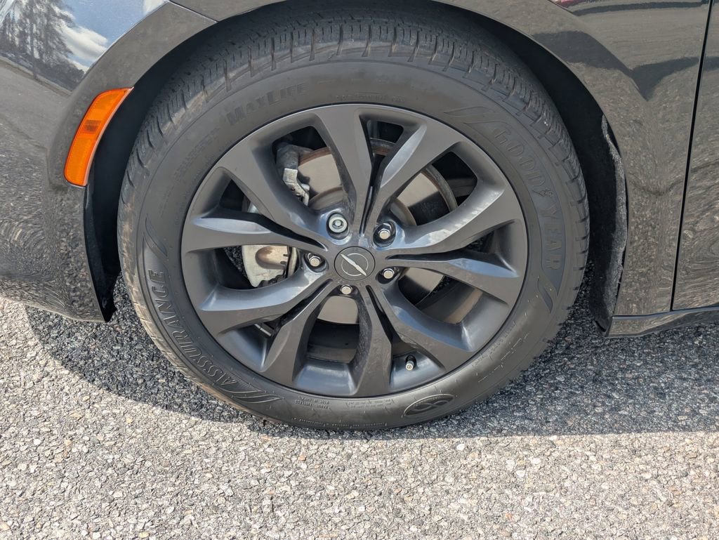 Used 2019 Chrysler Pacifica Limited w/ S Appearance Package image 12