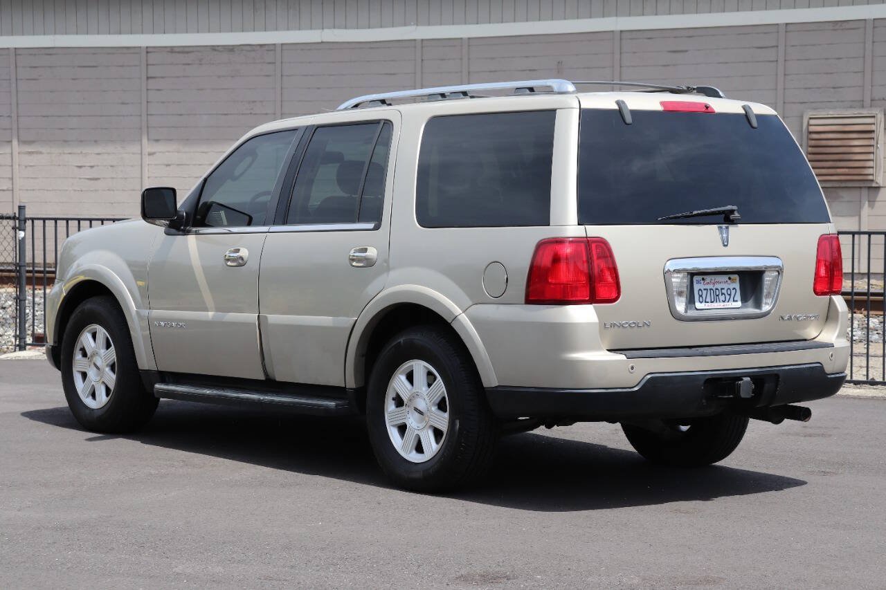 Used 2006 Lincoln Navigator Luxury RWD image 6