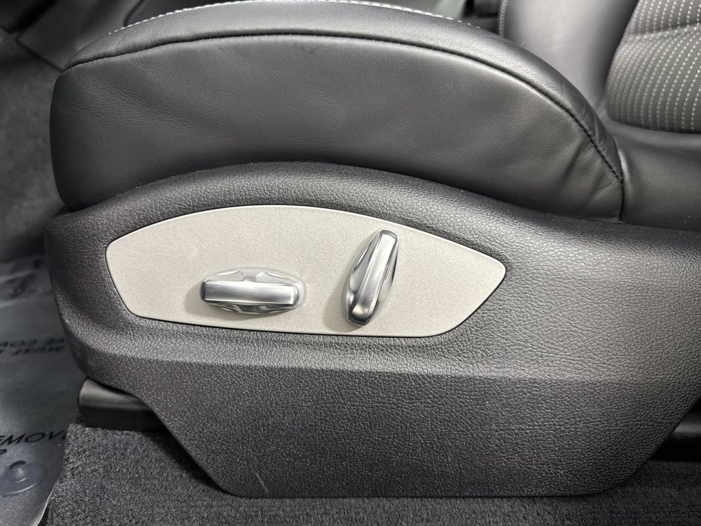 Certified 2026 Porsche Macan Turbo AWD/4WD image 40