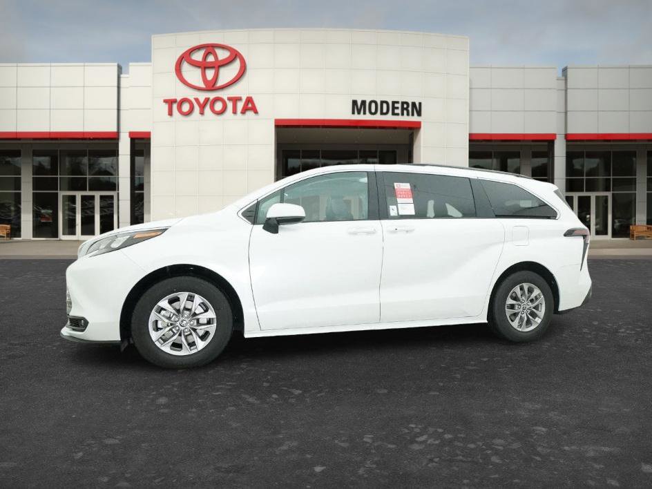 New 2026 Toyota Sienna XLE AWD/4WD image 3