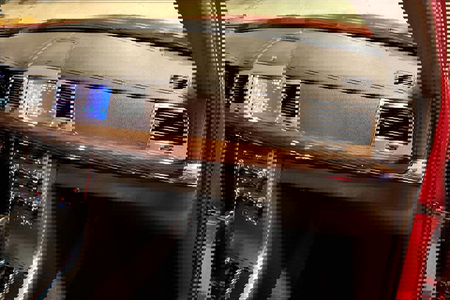 Used 2012 Lincoln MKS image 17