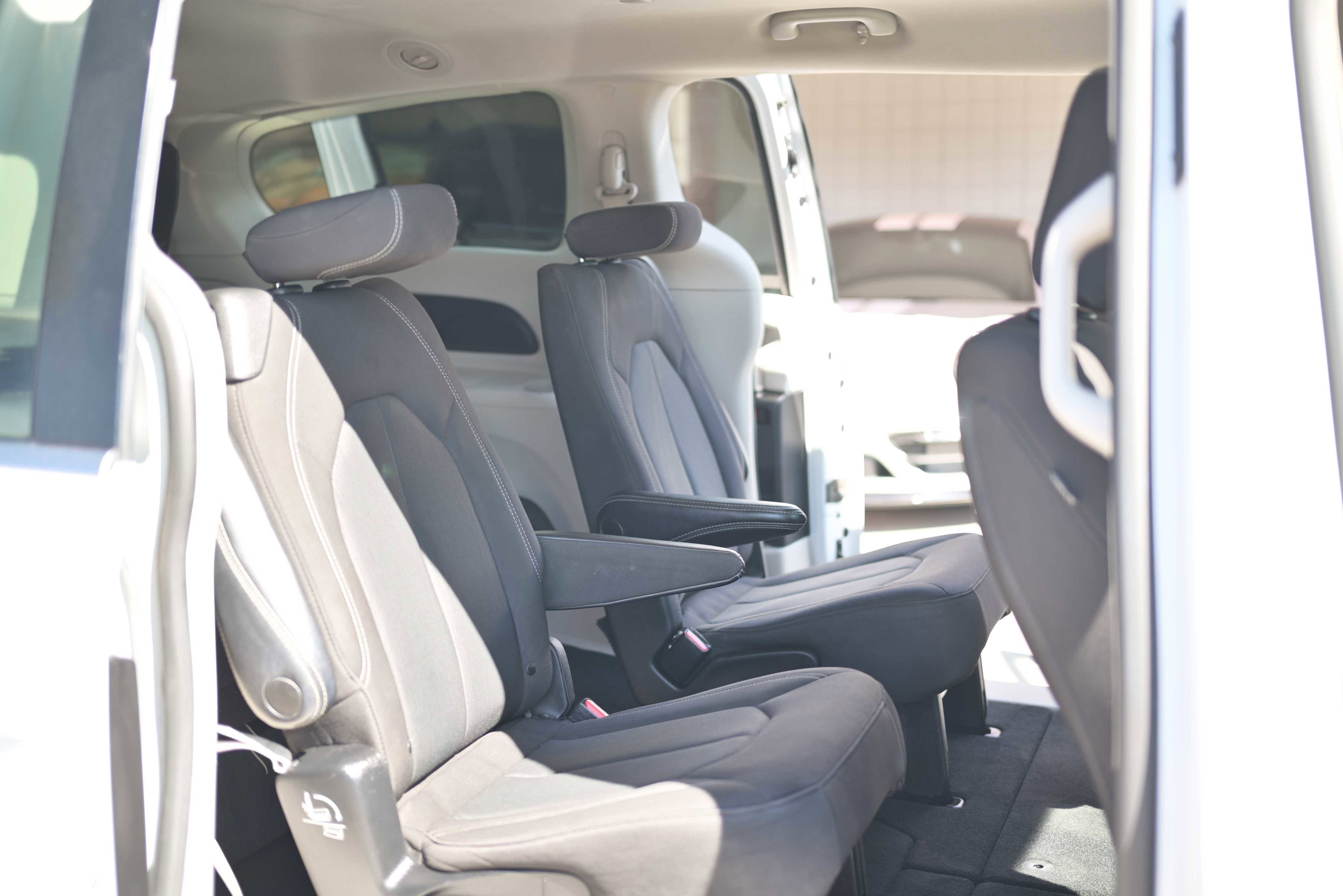 Used 2022 Chrysler Voyager LX image 13