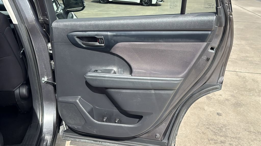 Used 2021 Toyota Highlander LE FWD image 30