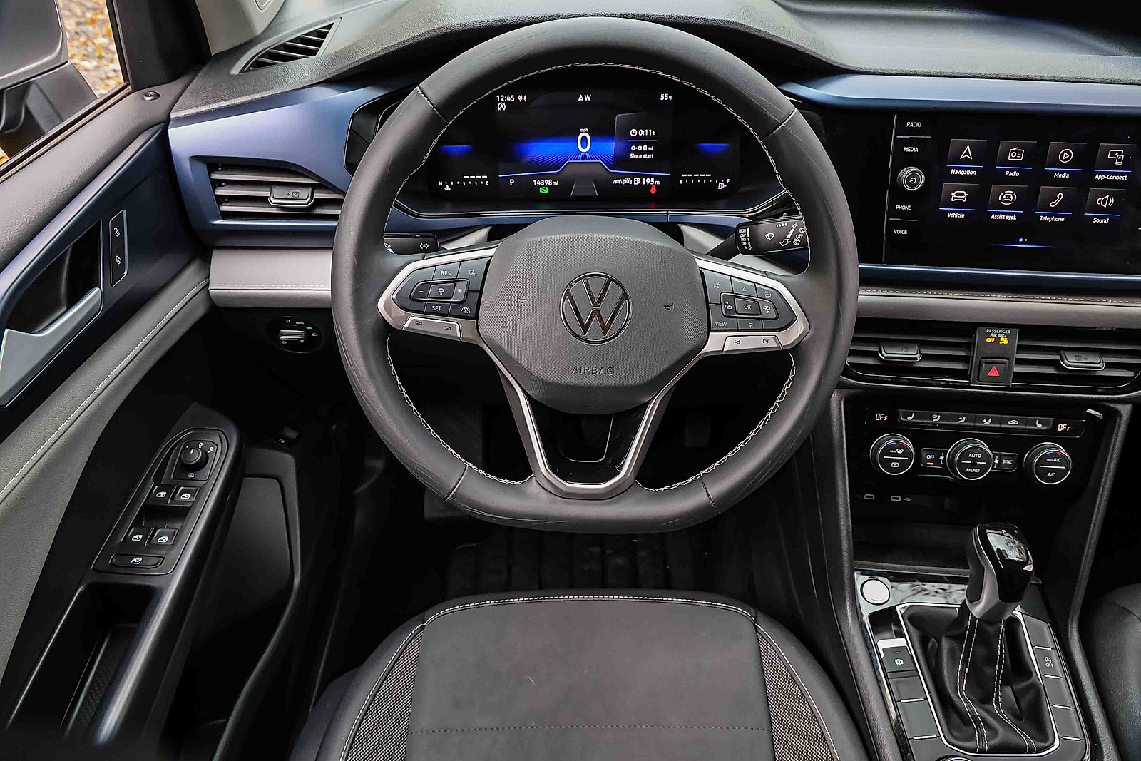 Used 2024 Volkswagen Taos SE image 17