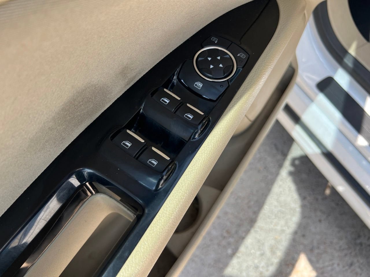 Used 2016 Ford Fusion SE FWD image 11