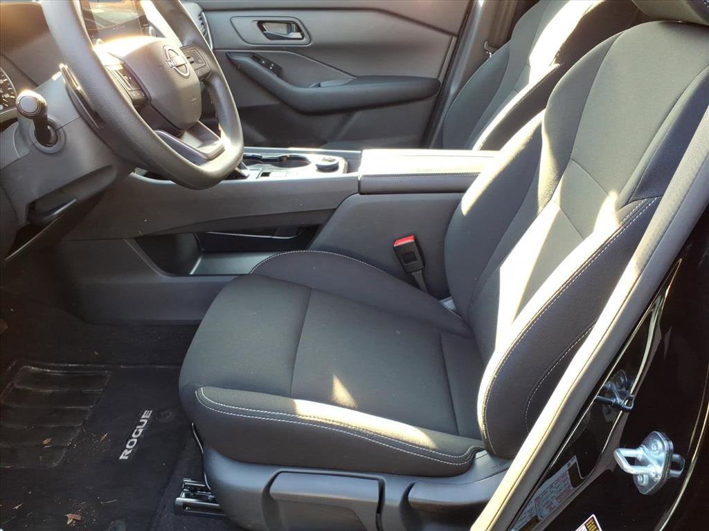 Used 2025 Nissan Rogue S image 11
