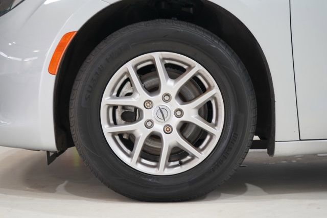 Used 2023 Chrysler Voyager LX FWD image 12