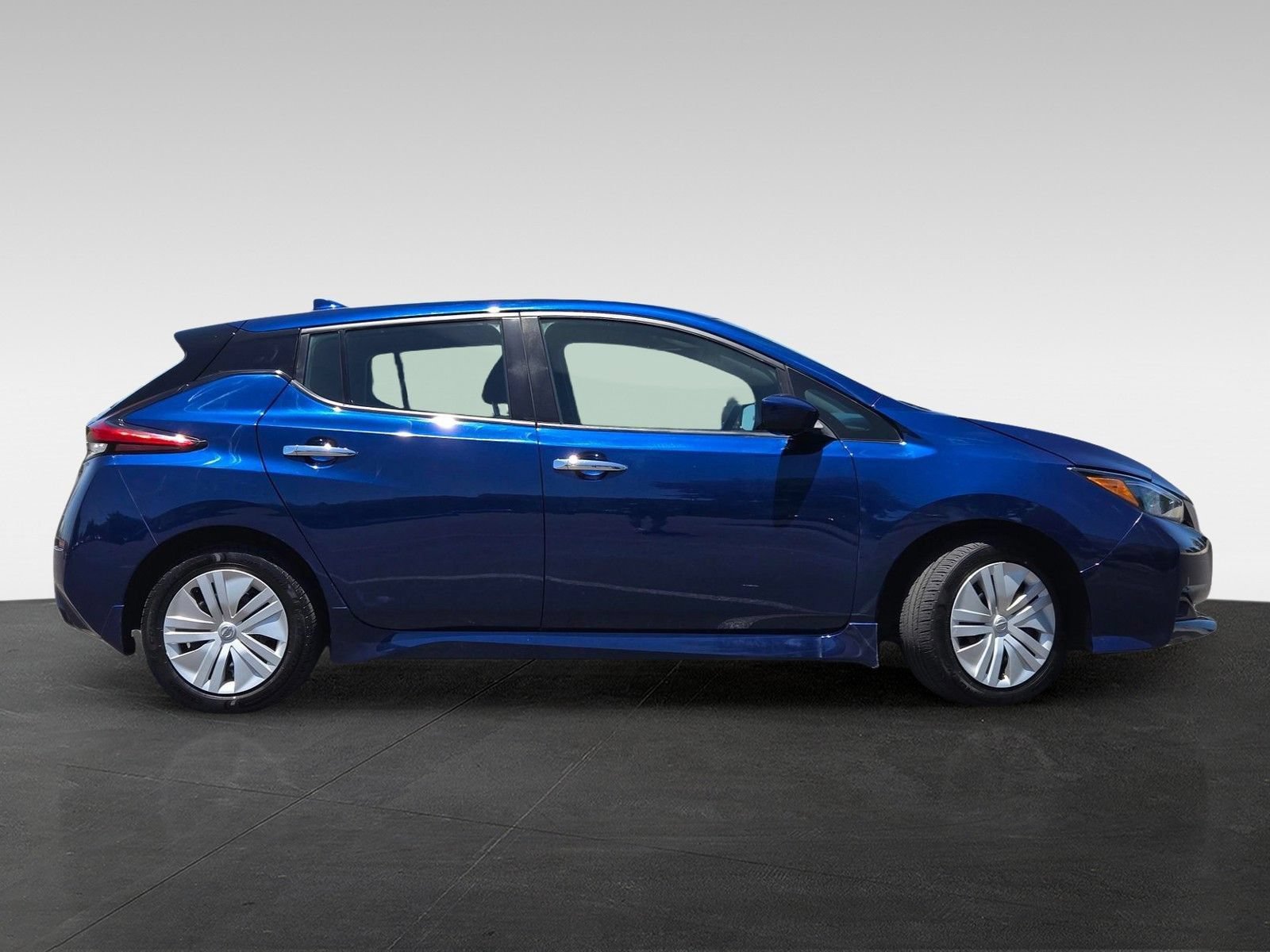 Used 2022 Nissan Leaf S FWD image 4