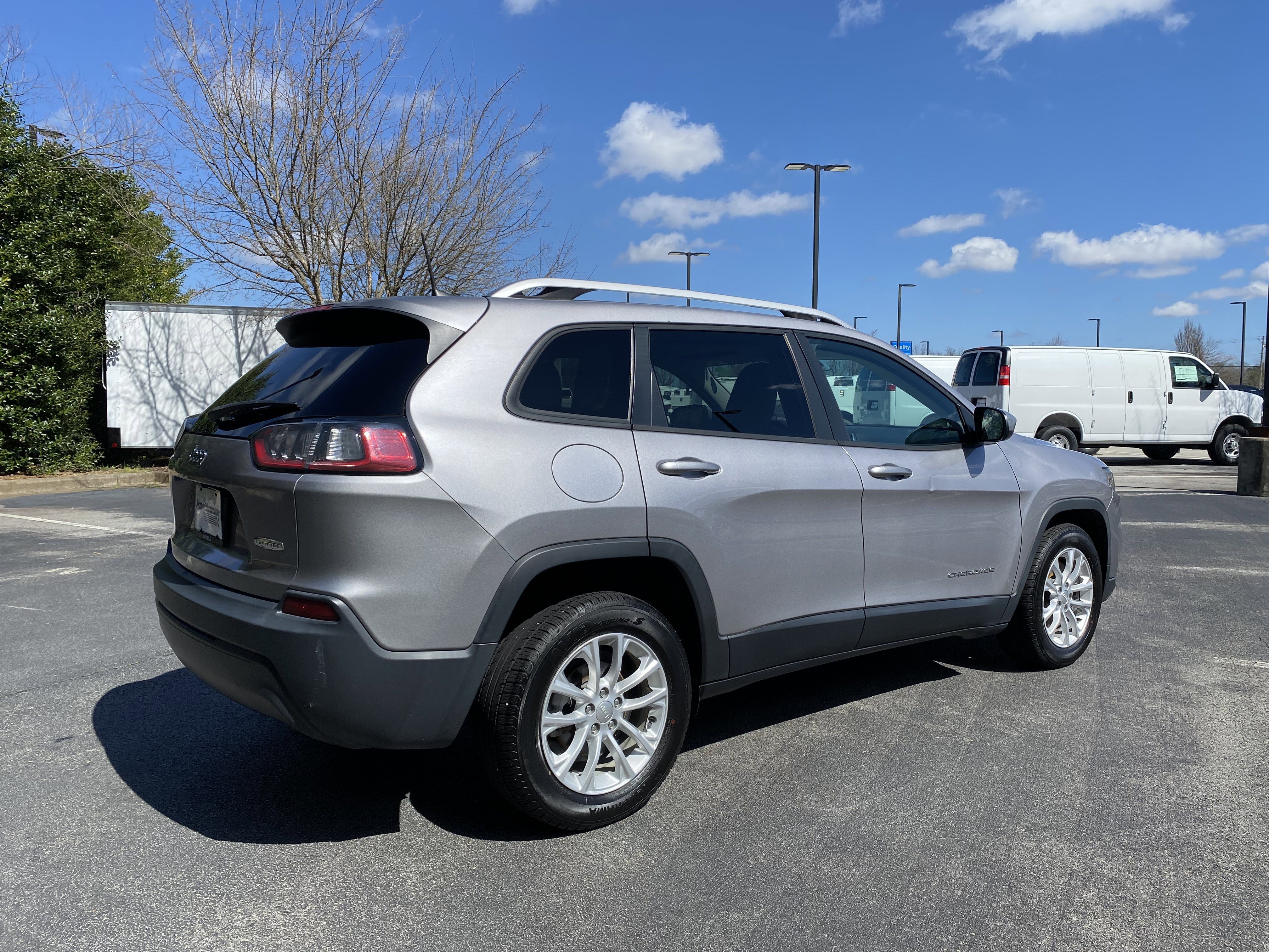 Used 2020 Jeep Cherokee Latitude w/ Cold Weather Group image 9