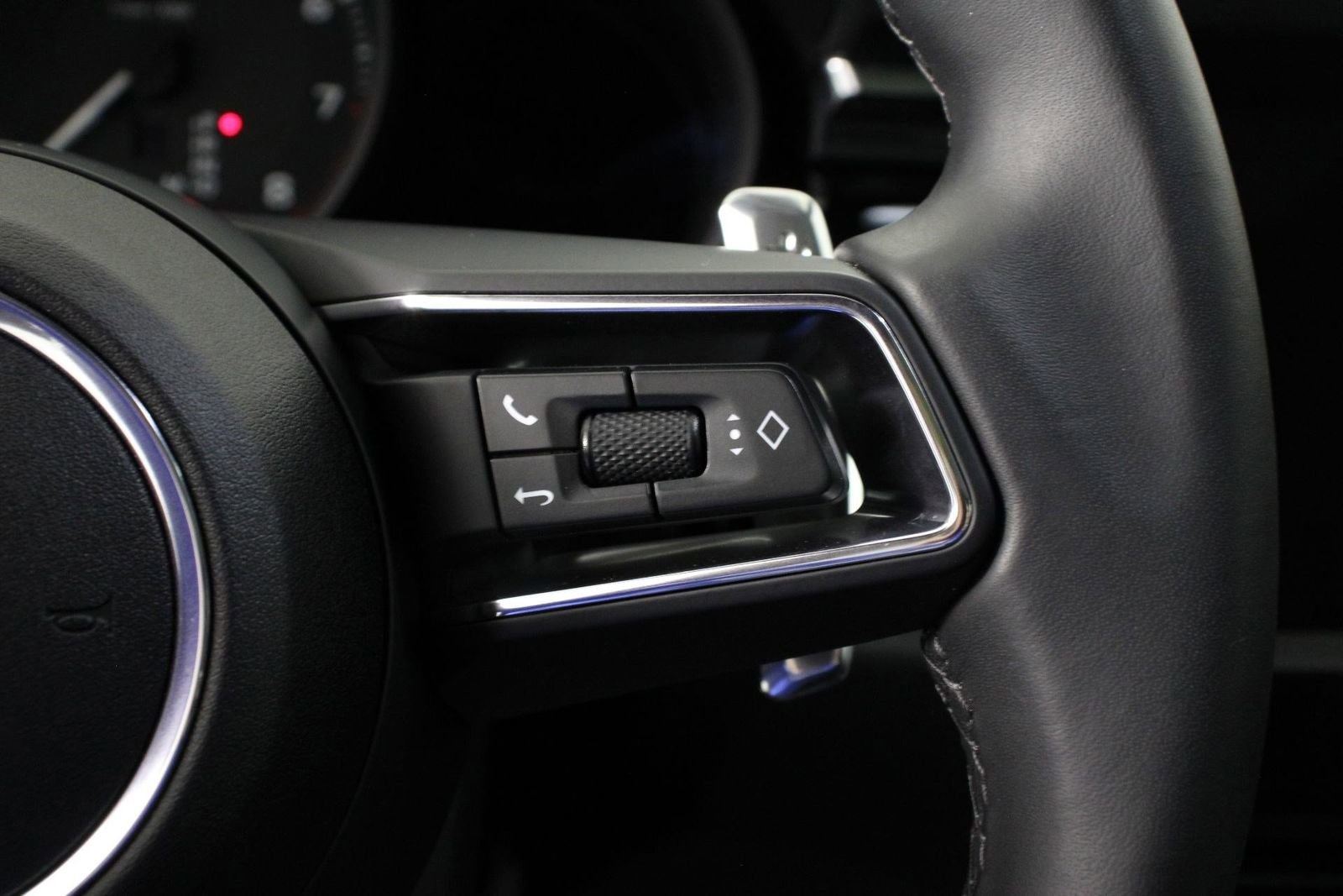 Certified 2025 Porsche Macan image 15