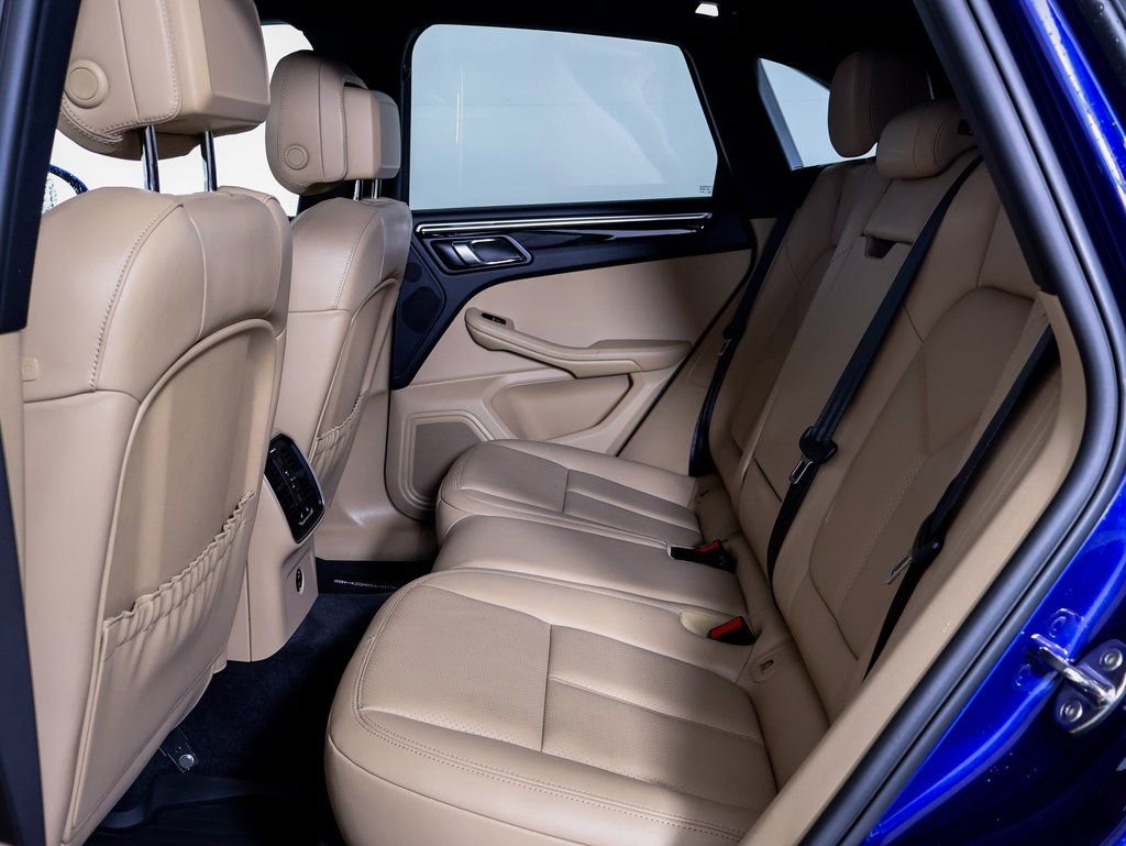 Certified 2023 Porsche Macan image 9