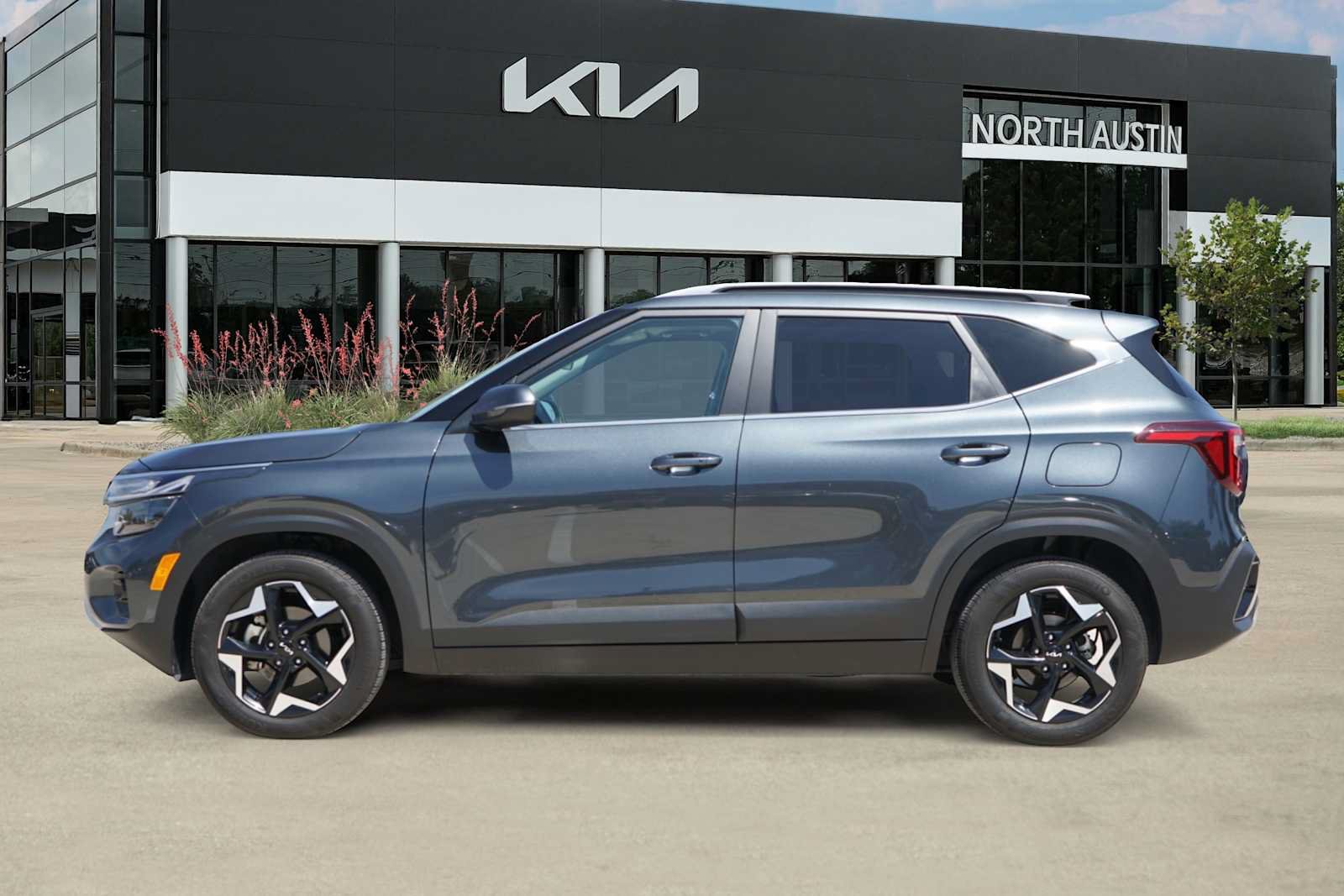 Used 2025 Kia Seltos EX w/ EX Sunroof Package FWD image 3