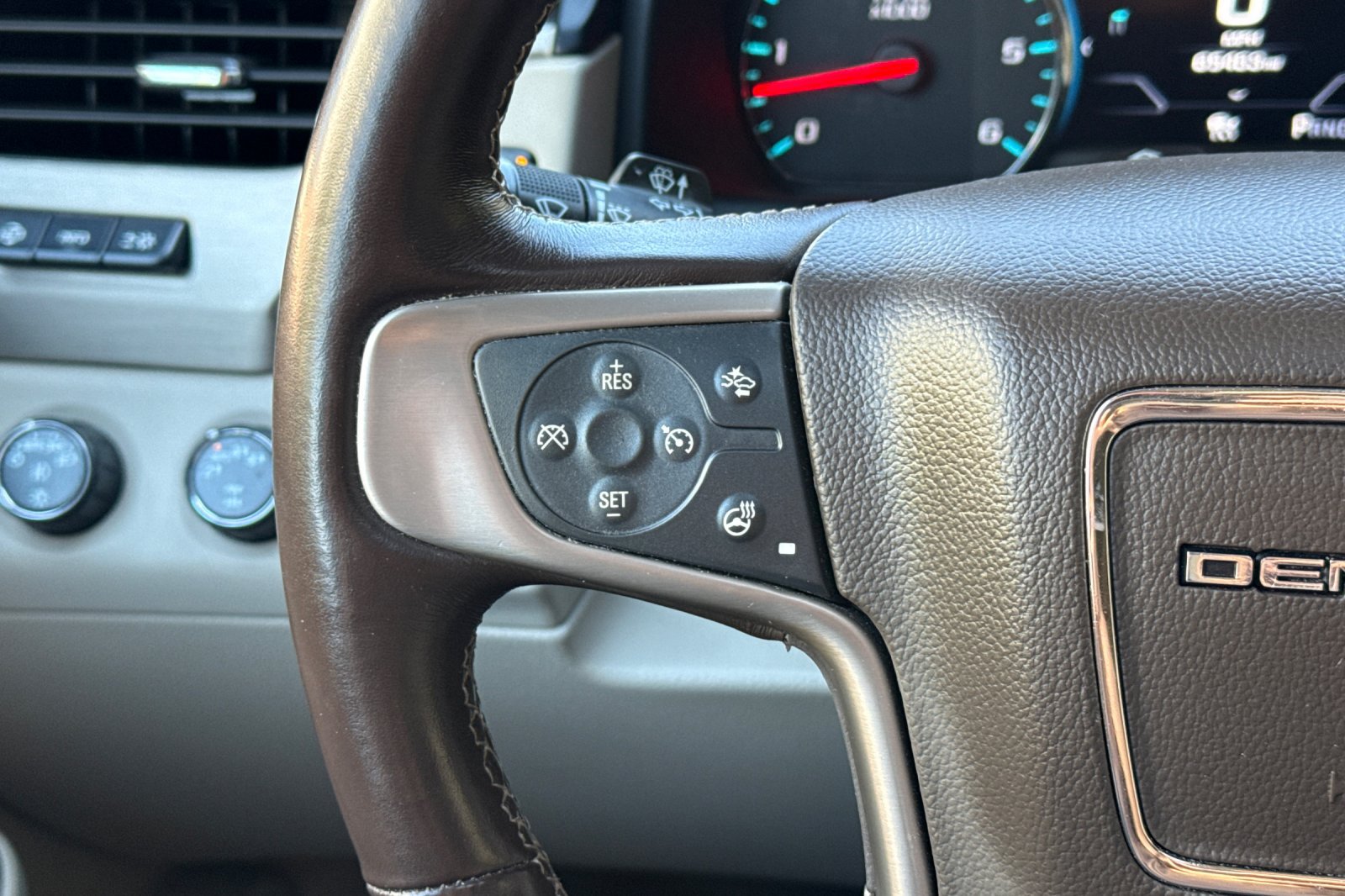 Used 2019 GMC Yukon Denali w/ Denali Ultimate Package AWD/4WD image 32