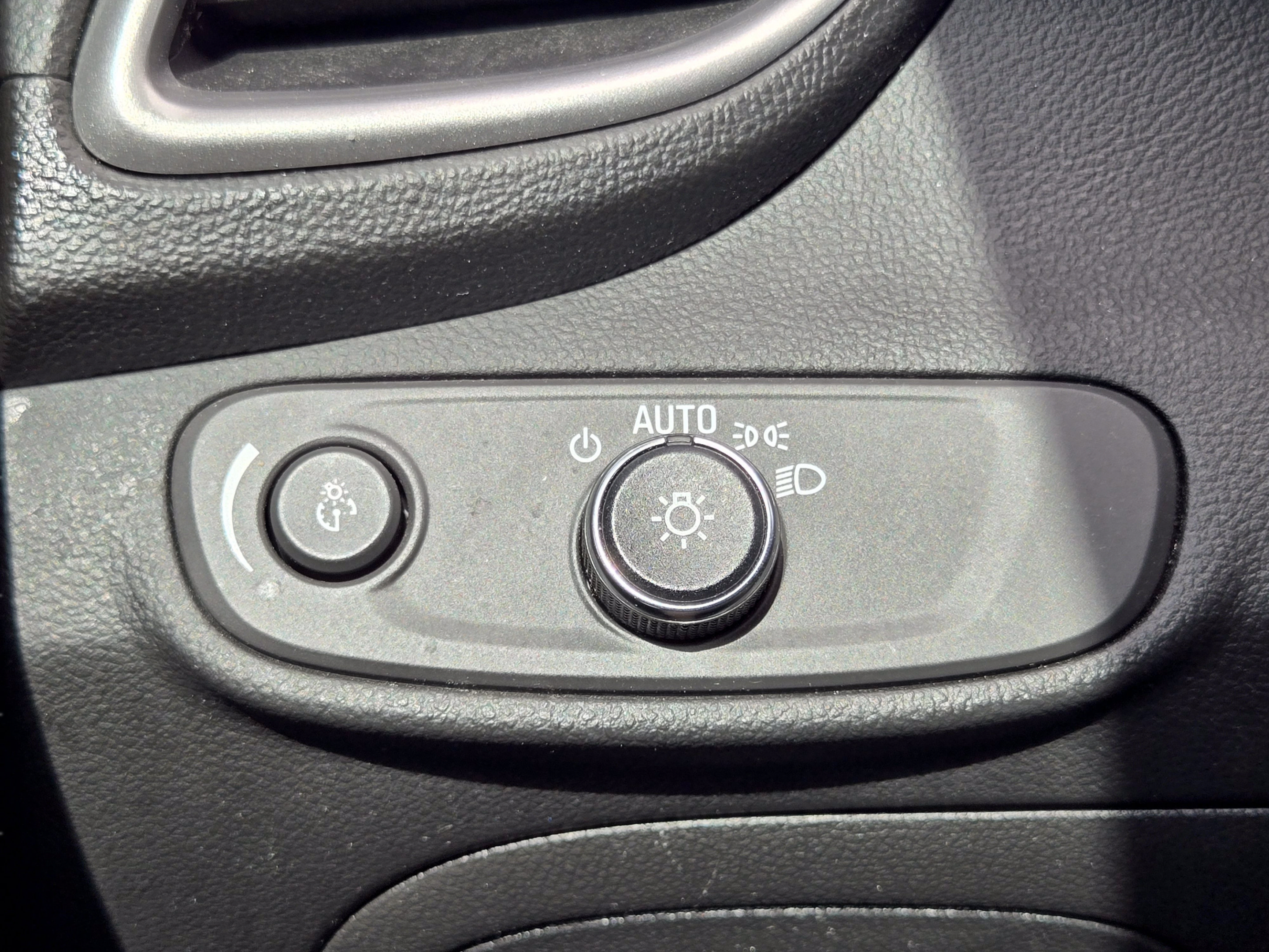 Used 2022 Chevrolet Trax LS w/ Tint and Cruise Package FWD image 19