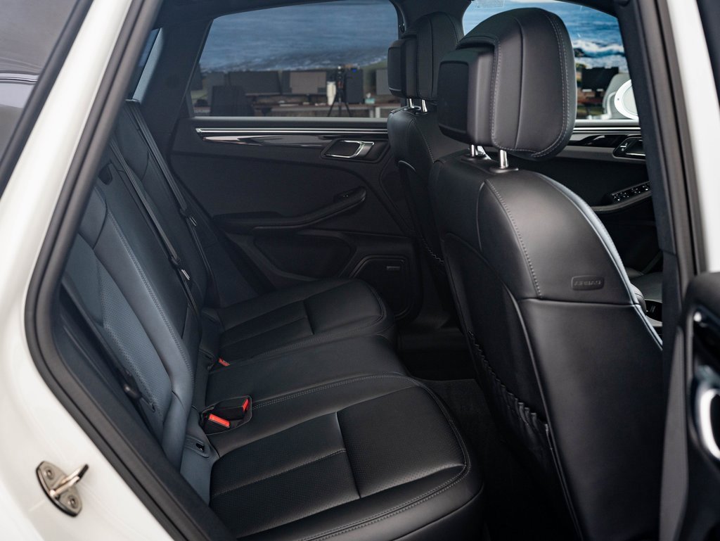 Certified 2024 Porsche Macan image 36