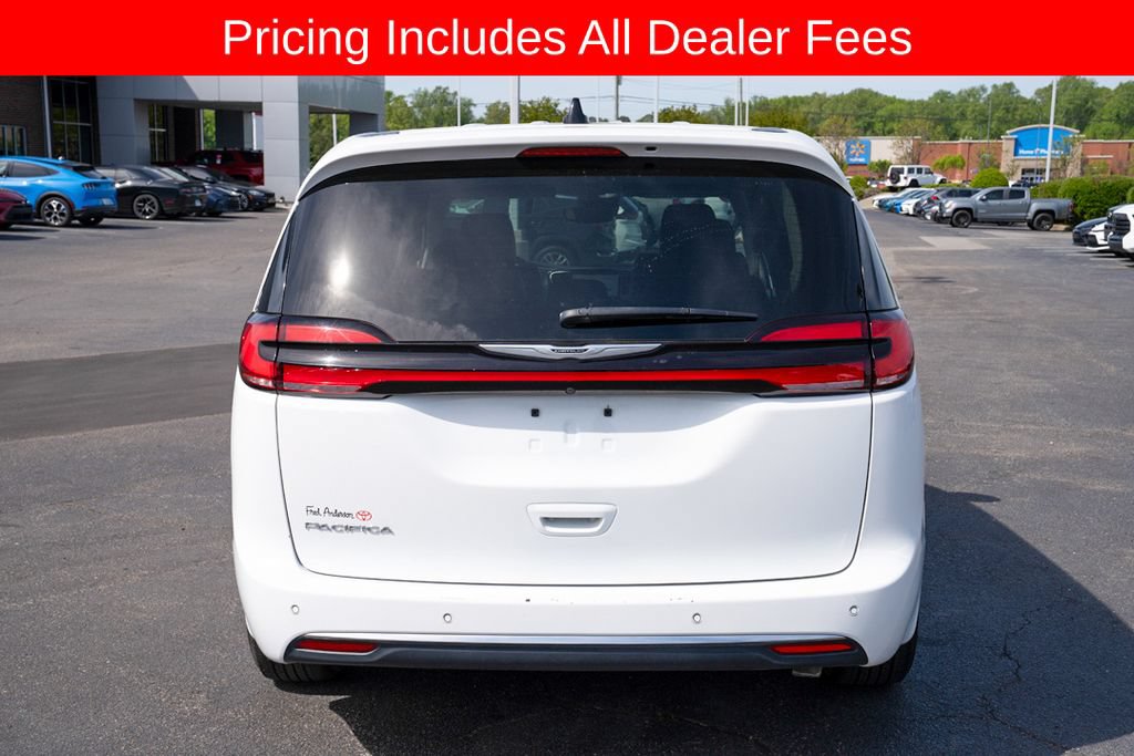 Used 2024 Chrysler Pacifica Touring-L FWD image 4