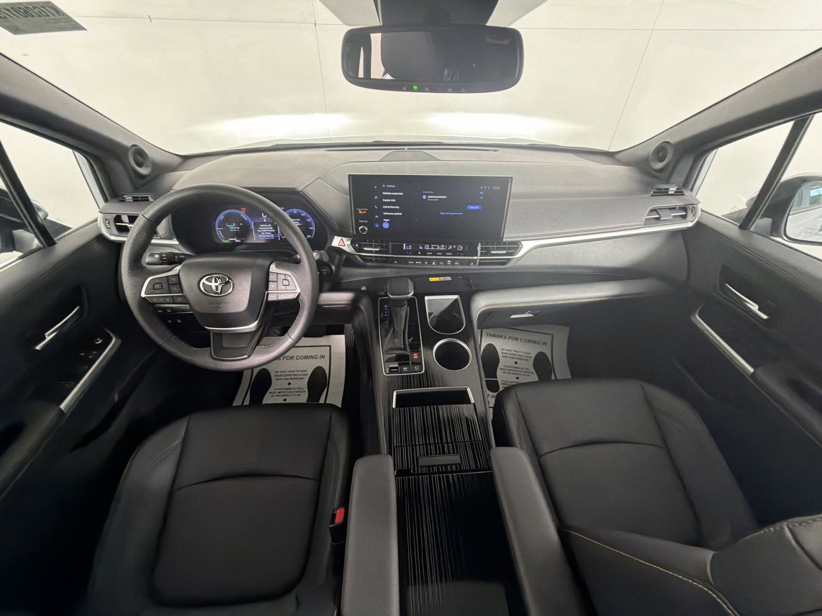 Used 2025 Toyota Sienna XLE Woodland Edition image 23