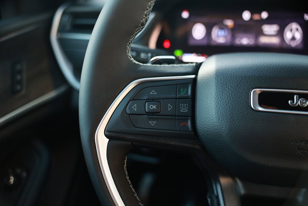 New 2025 Jeep Grand Cherokee Limited w/ Black Appearance Package image 17