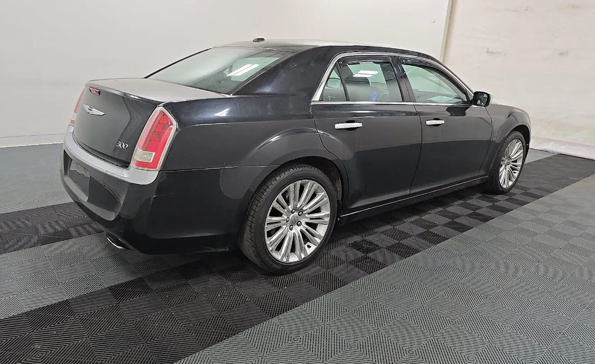 Used 2011 Chrysler 300 Limited RWD image 2