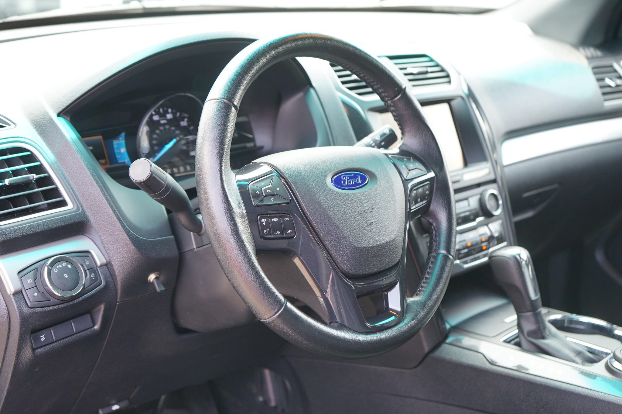 Used 2016 Ford Explorer XLT w/ Equipment Group 202A AWD/4WD image 11