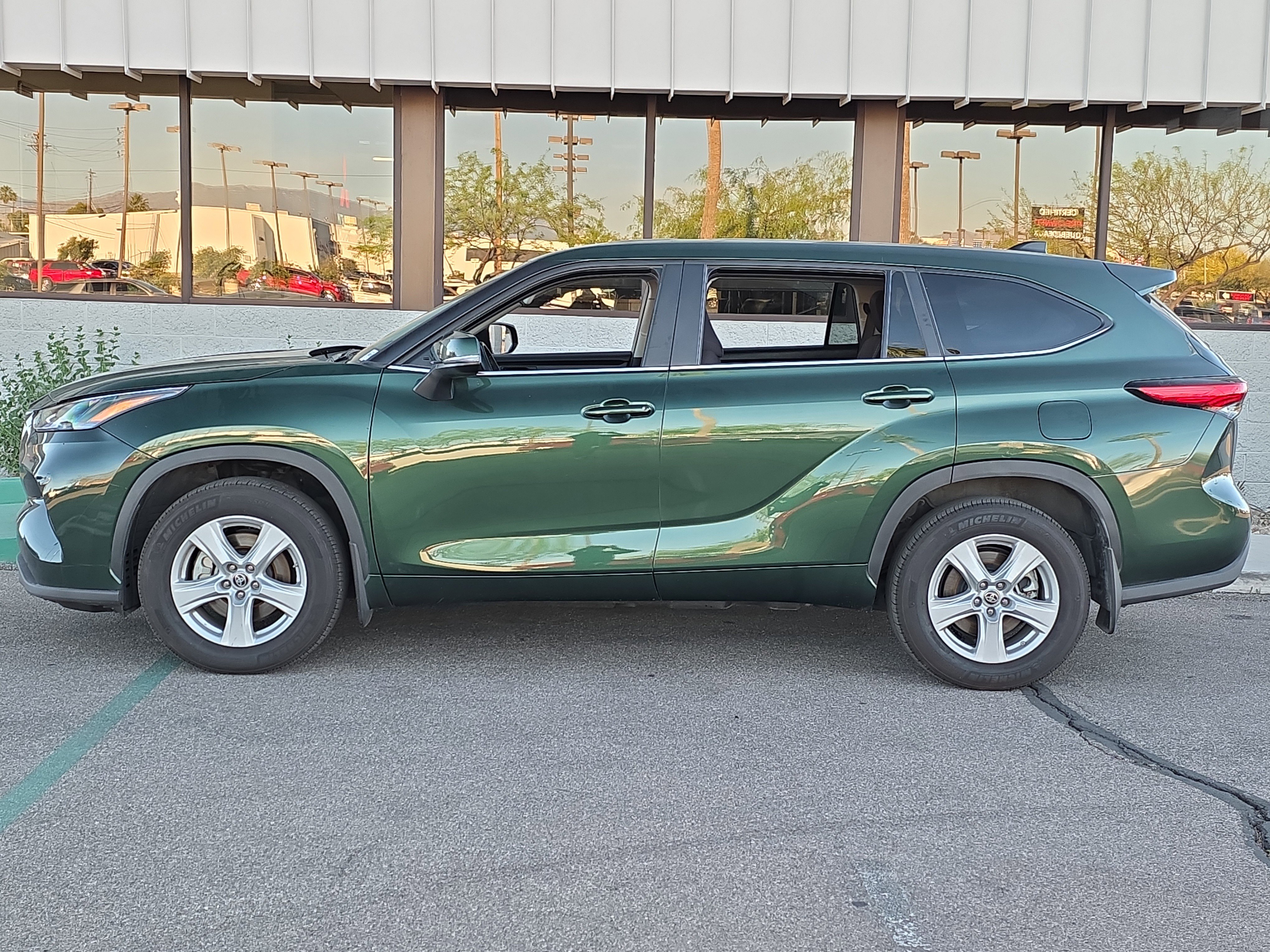 Used 2023 Toyota Highlander LE image 4