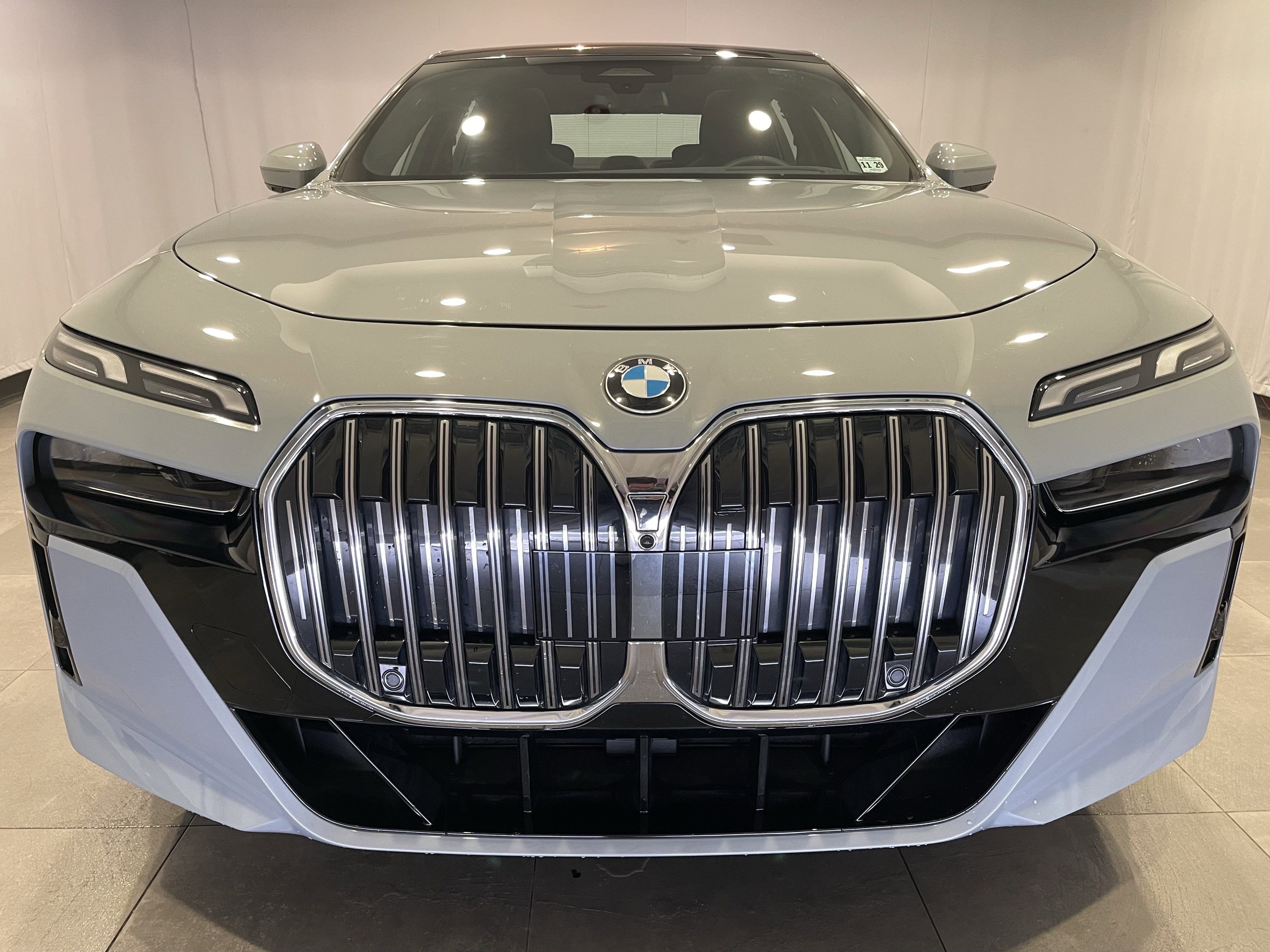 Certified 2024 BMW 760i xDrive w/ Premium Package 2 AWD/4WD image 2