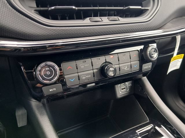 New 2026 Jeep Compass Latitude AWD/4WD image 28