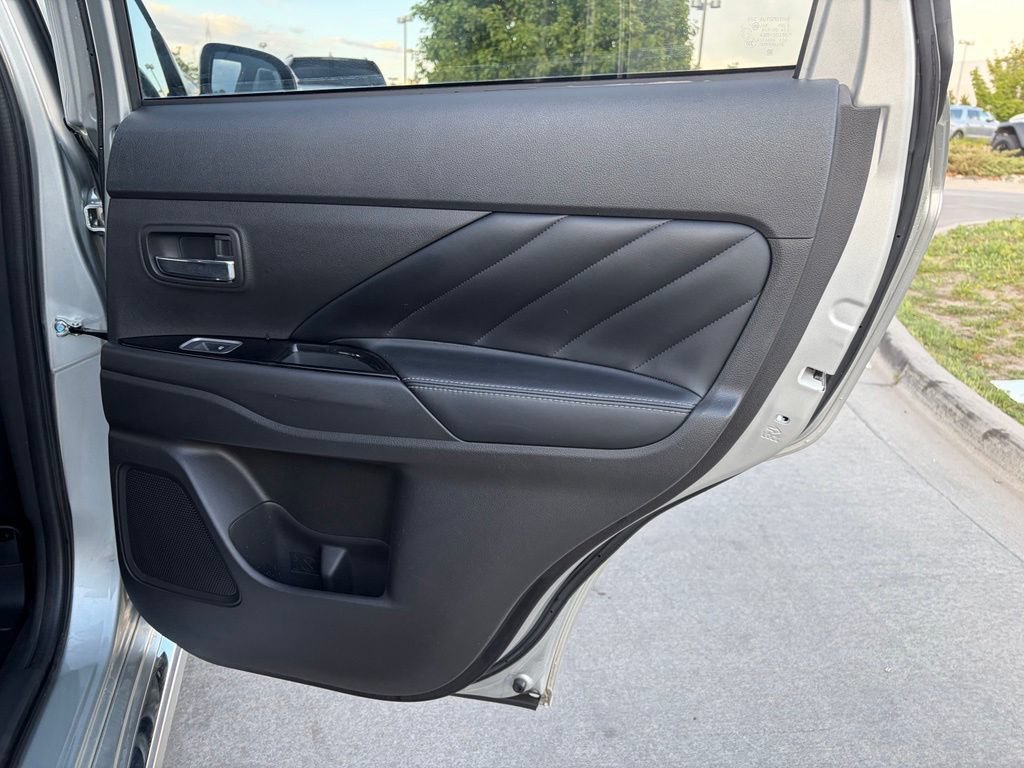 Used 2021 Mitsubishi Outlander 4WD Plug-In Hybrid image 19