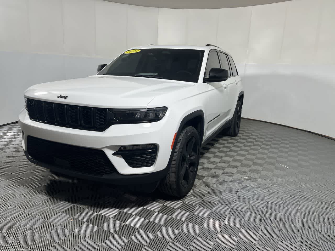 Used 2023 Jeep Grand Cherokee Limited w/ Black Appearance Package AWD/4WD image 4
