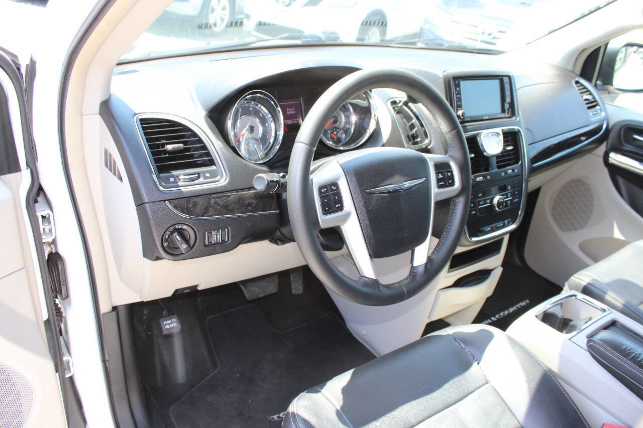 Used 2016 Chrysler Town & Country Touring FWD image 13